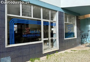 Loja com duas garagens em box