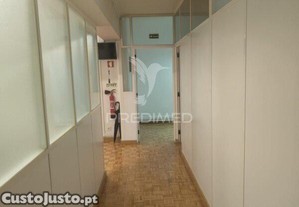 Venha conhecer este magnifico escritório, com potencial para ser convertido em apartamento t3, situado no centro de almada! invi