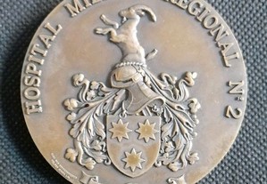 Medalha medalhão em metal com brasão militar do Hospital Militar Regimento N 2