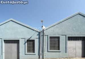 Armazém (9) De Arq. Rústica Com Logradouro Em...