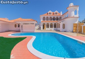 Distinta Moradia T5 com piscina e adega - Charneca da Caparica