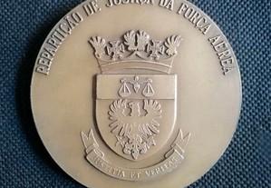 Medalha medalhão em metal da Força Aérea Portuguesa da  Repartição de Justiça