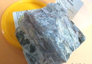 Biotite sobre quartzo 9x5x9cm