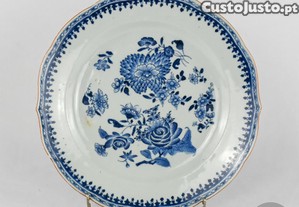 Prato Companhia das ndias, Perodo Qianlong, sc. XVIII, decorado com flores bordo recortado