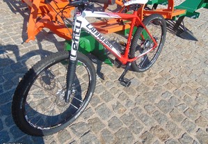 Bicicleta Cannonddale com Quadro em Carbono e Roda