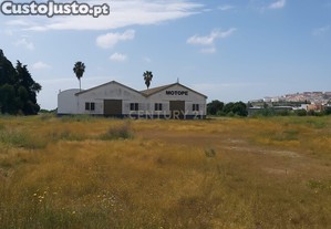 Espao Industrial/Comercial com 2 Armazns e Terreno Amplo   Excelente Potencial em Beja