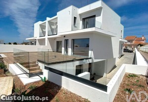 Casa / Villa T4 em Igreja Nova e Cheleiros de 244,00 m²