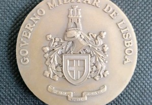 Medalha medalhão em metal com o brasão militar do Governo Militar de Lisboa