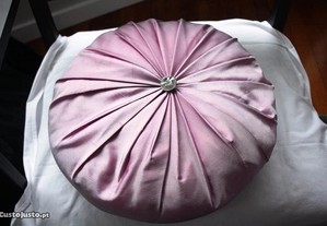 Almofada redonda rosa escuro da Zara Home