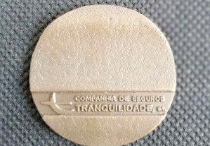 Pequena medalha em metal da Companhia de Seguros Tranquilidade I Concurso