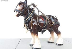 Cavalo faiança inglesa com arreios Shire Horse
