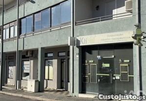 Loja / Estabelecimento Comercial T2 em Valpa�os e Sanfins de 226,00 m�