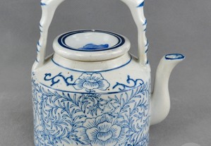 Bule em Porcelana da China Azul e Branco   Circa 1950