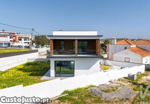 Casa / Villa T4 em São Pedro da Cadeira de 220,00 m²