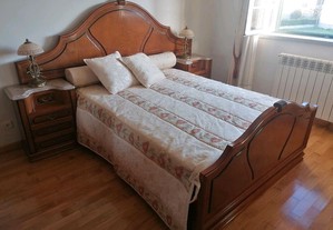 Mobília completa em madeira maciça com mármore