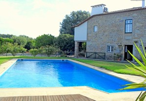 Espaçosa casa rústica em Braga com piscina partilhada!