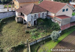 Moradia com 2 Pisos para remodelação total