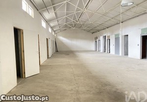 Armazém em Oliveira do Douro de 676,00 m²