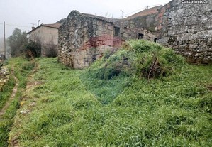 Moradia T3 em Ruina para reconstrução em Bisalhães-Vila Real