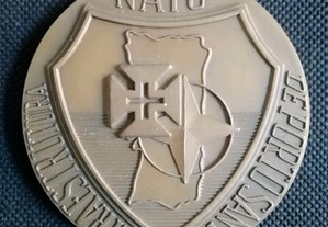 Medalha medalhão em metal Força Aérea NATO Infraestruturas de Porto Santo