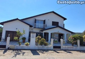 Casa / Villa T4 em Orvalho de 200,00 m