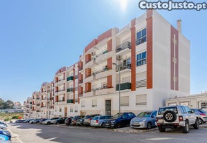Espaçoso T3 em Vale Flores de Baixo, Feijó, com Parqueamento, grande Arrecadação e Varandas