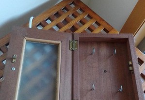 Chaveiro em madeira com porta em vidro