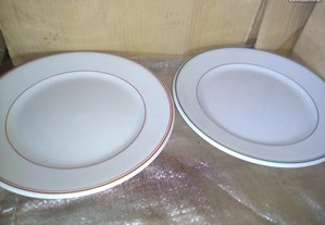 2 pratos vista alegre 1 c/rebordo vermelho e 1 c/rebordo verde