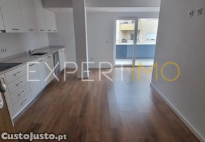 Apartamento T2, com varanda e garagem dupla