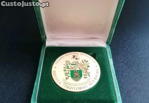 Pisa papéis em metal da Brigada Territorial número 3 de Évora da Guarda Nacional Republicana