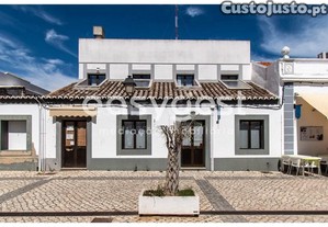 Espao Destinado A Servios No Centro De Vila...