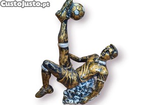 Escultura Decorativa Estilo Cristiano Ronaldo   Jogador Futebol Bicicleta (Resina Pintada, 19x16x6,5 cm)