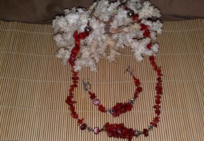 Conjunto de colar e pulseira em coral vermelho