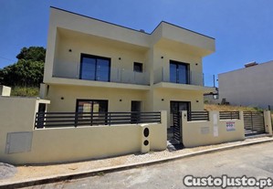 Moradia isolada T4 em Charneca de Caparica e Sobreda de 92,7 m²