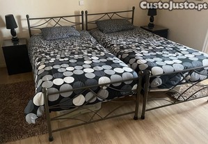 O lote  :    2 camas 140x90 - 2  mesas de cabaceira - 1 Comoda