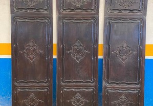 Portas de Armário, estilo D. João V, em madeira maciça de castanho escurecido, em muito bom estado.