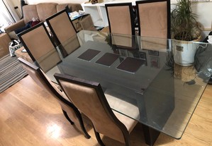 Mesa com tampo de vidro temperado