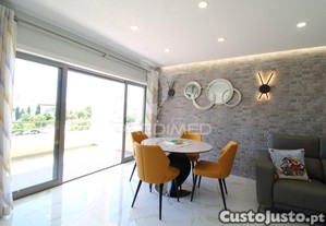 T1 de luxo com piscina e 2 lugares de garagem perto da praia da rocha