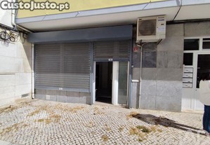Loja / Estabelecimento Comercial em Moscavide e Portela de 61,00 m²