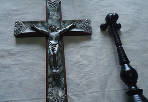Crucifixo antigo de parede de madeira e prata e peça de pau preto