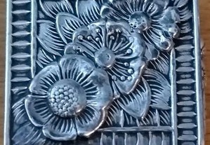 Caixa quadrada em prata Aguia 835, decoração floral relevada