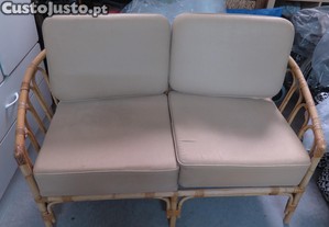 Sof de dois lugares usado
