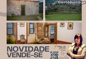 Moradia em ruínas com logradouro