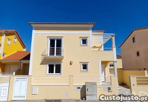 Casa / Villa T5 em Atouguia da Baleia de 194 m²