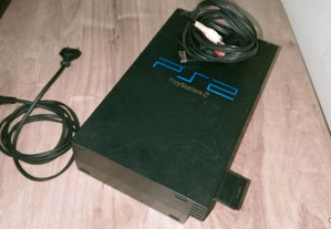 PS2, usada, com marcas de uso mas em funcionamento.
