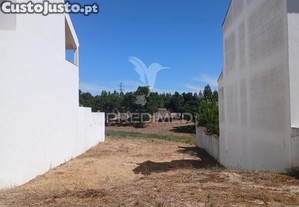 Excelente lote do terreno para moradia de dois pisos, 2 minutos a pé da estação do comboio