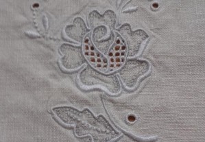 Toalha mesa bordada em linho feita à mão (grande)