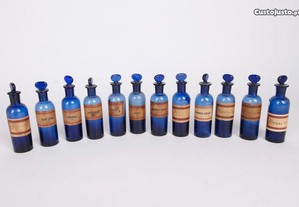 Conjunto de doze frascos antigos de farmácia