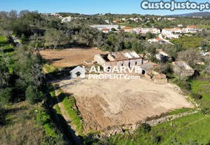 Lote de terreno com projeto aprovado para uma moradia contemporânea em boliqueime, algarve