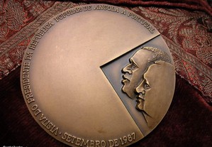 Medalha alusiva à visita do Presidente de Angola